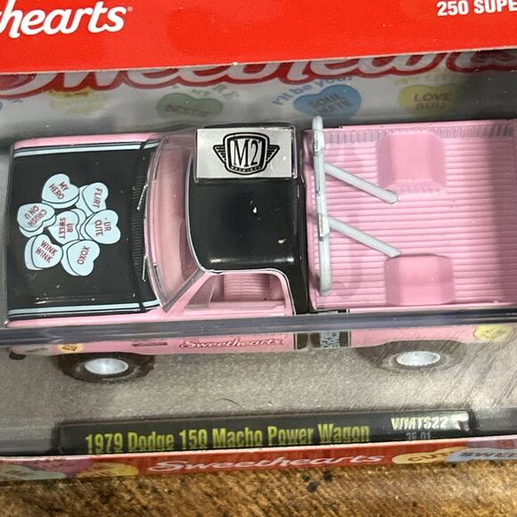 M2 Machines 2025 Sweethearts 1979 Dodge 150 Macho Power Wagon WMTS 22 25-01 - Picture 2 of 9